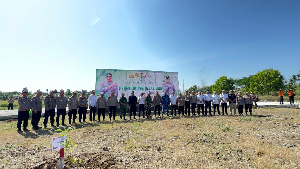 tanam pohon kapolda sulsel